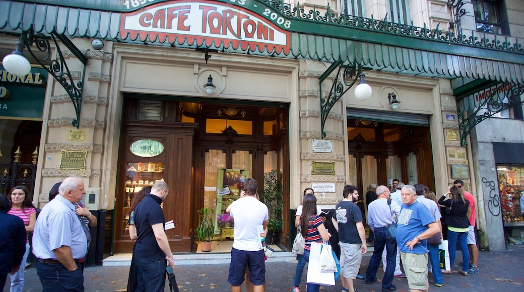 Cafe Tortoni welches beinhaltet Beschilderung und Straßenszenen sowie große Menschengruppe