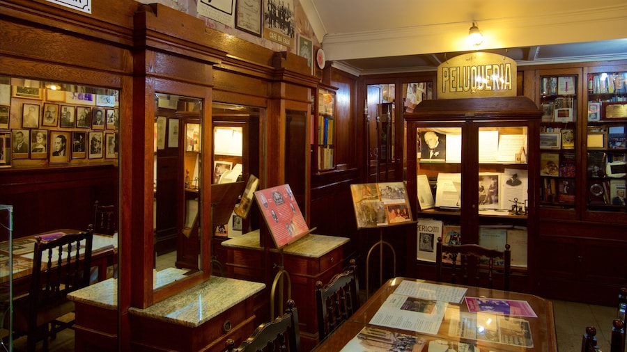 Café Tortoni mostrando vista interna y arquitectura patrimonial