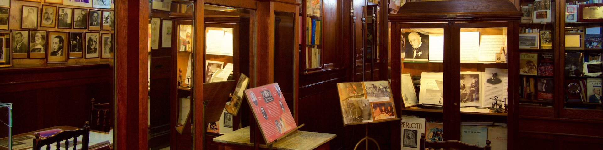 Café Tortoni mostrando vista interna y arquitectura patrimonial