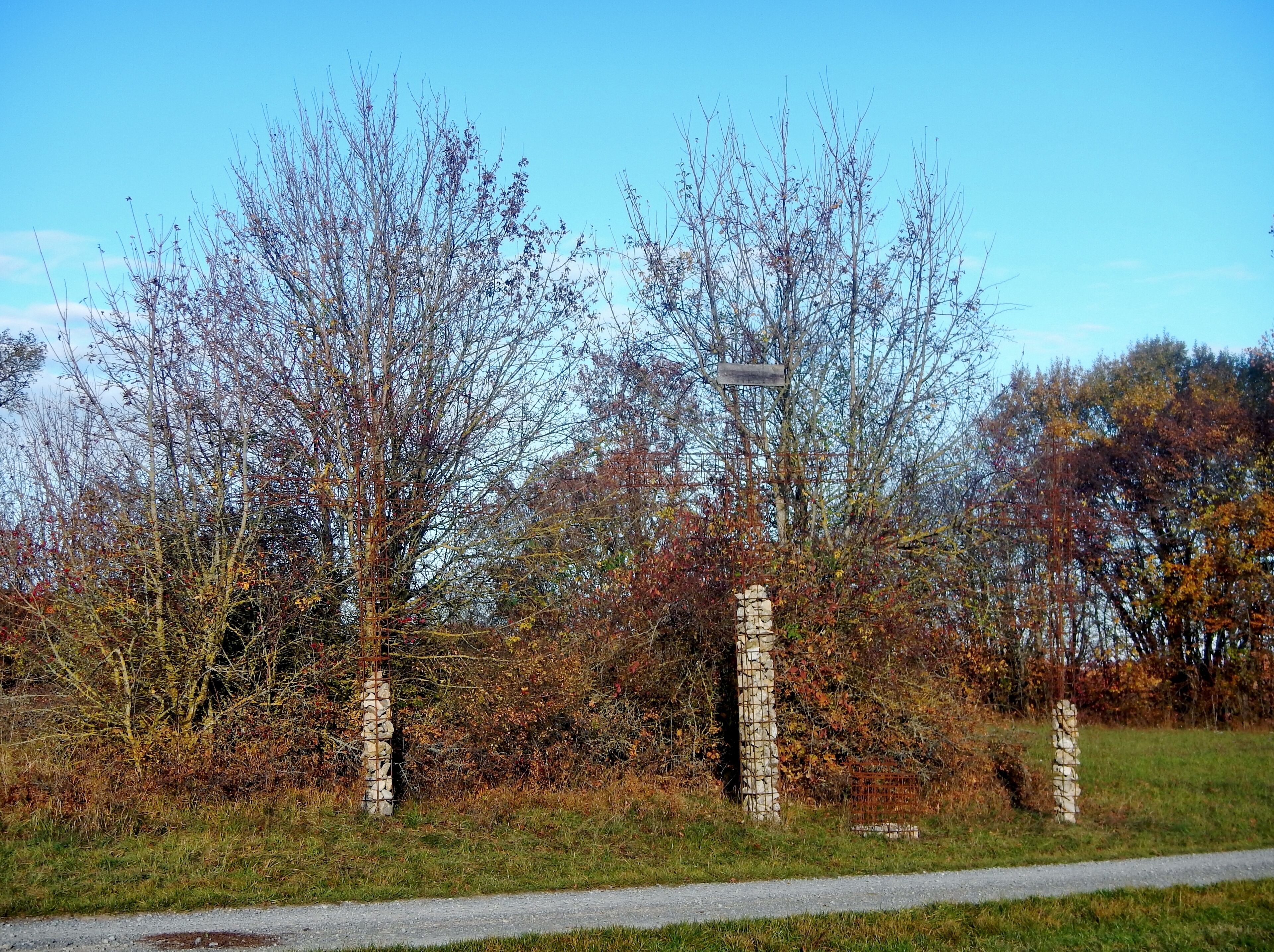 Es werden Kreuze aus Stein gebaut