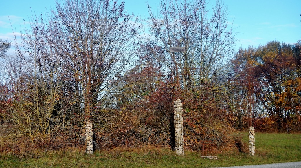 Es werden Kreuze aus Stein gebaut