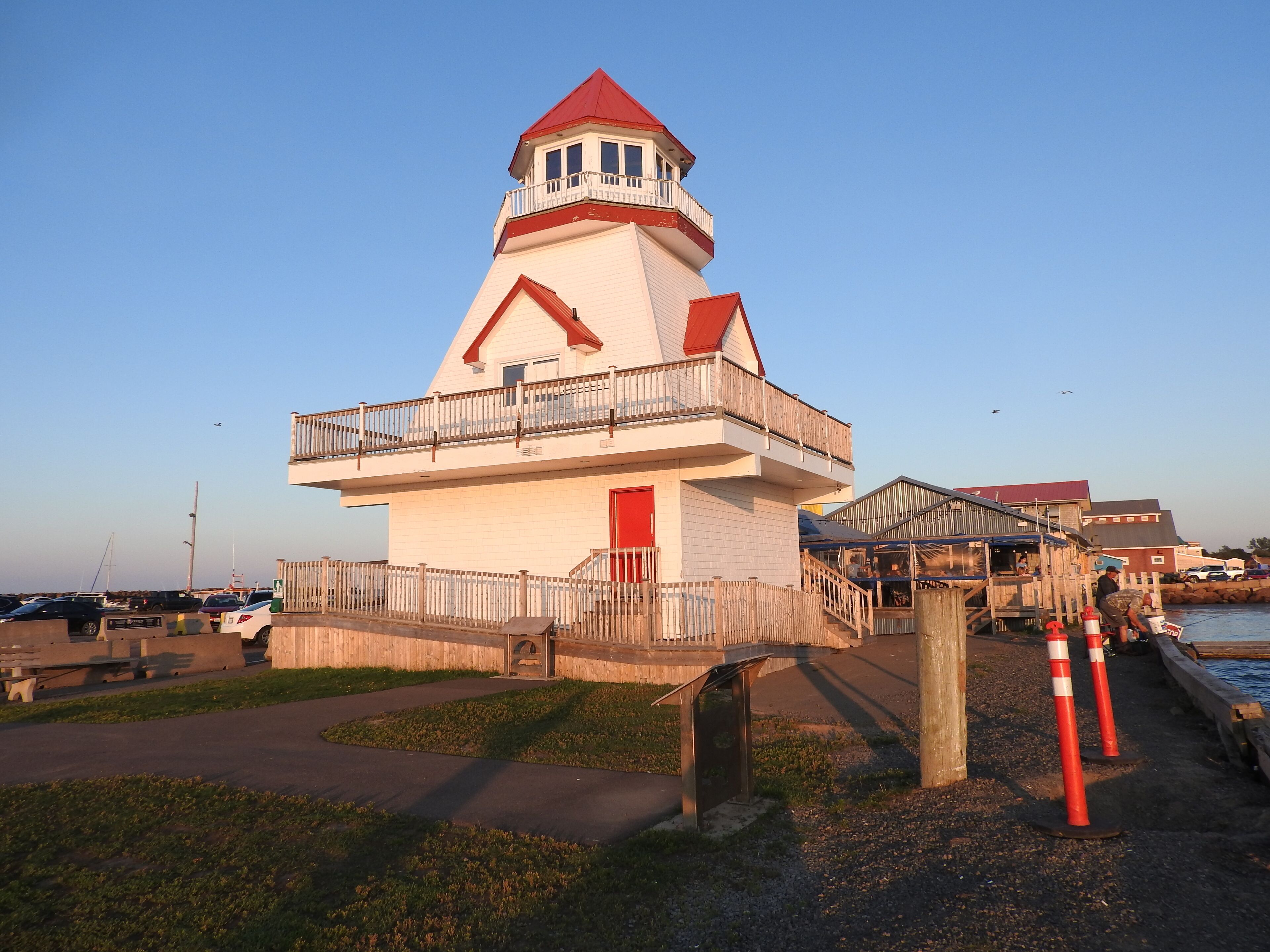 The golden hour at Pointe-du-Chêne, which is a small community in Westmorland County, New Brunswick. Located on Shediac Bay, an inlet of the Northumberland Strait, Pointe-du-Chêne, also called La Pointe.

#Golden #OnTheRoad
