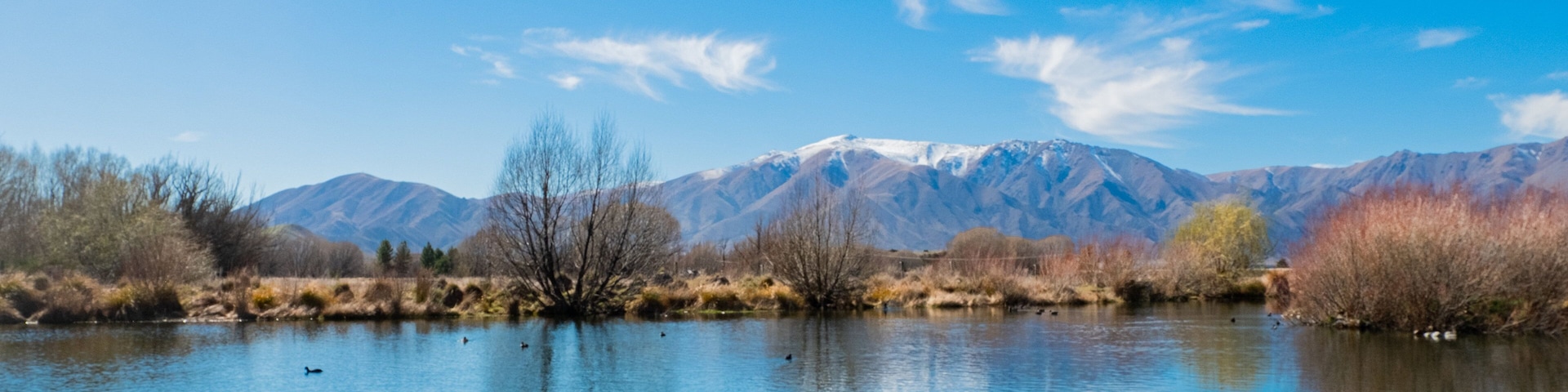Hot Tubs Omarama featuring a pond