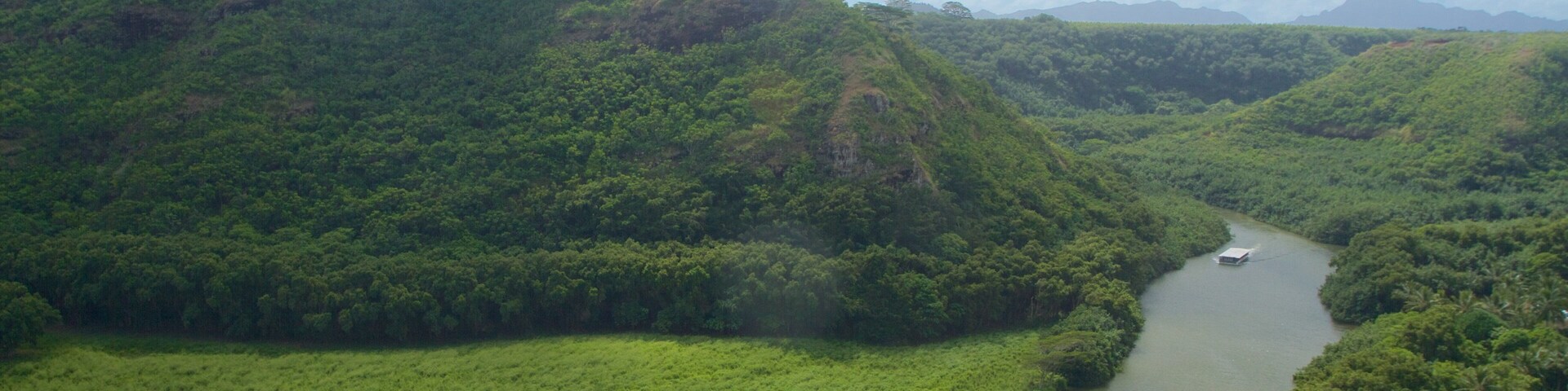 Parc d\'Ătat Wailua River mettant en vedette montagnes, scĂšnes forestiĂšres et riviĂšre ou ruisseau