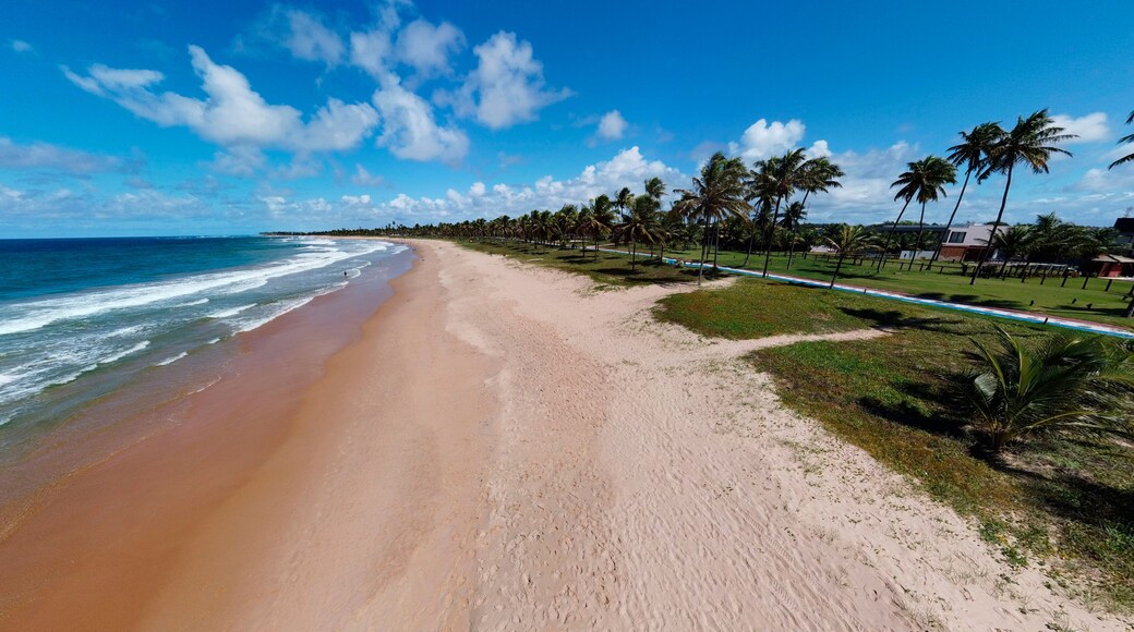 Imagem aérea da praia de Guarajuba, localizada a 42 km de Salvador, no município de Camaçari, Bahia, Brasil