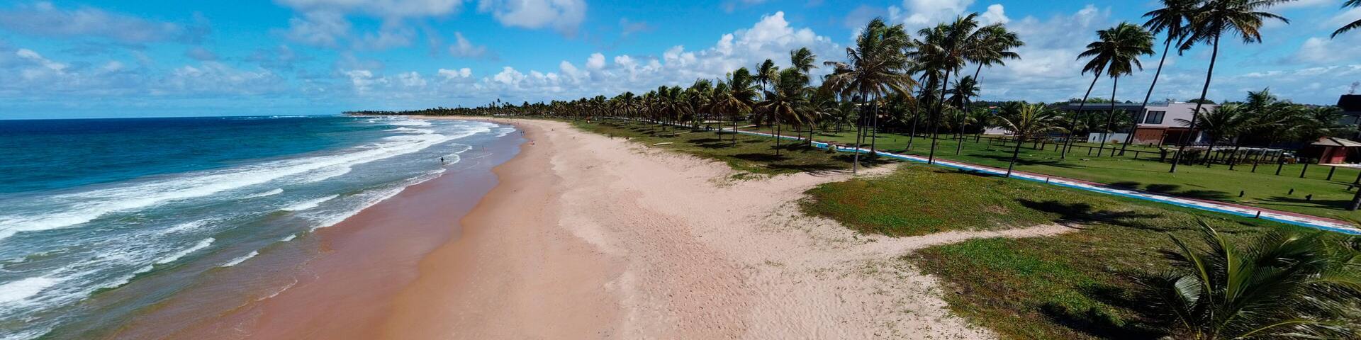 Imagem aérea da praia de Guarajuba, localizada a 42 km de Salvador, no município de Camaçari, Bahia, Brasil