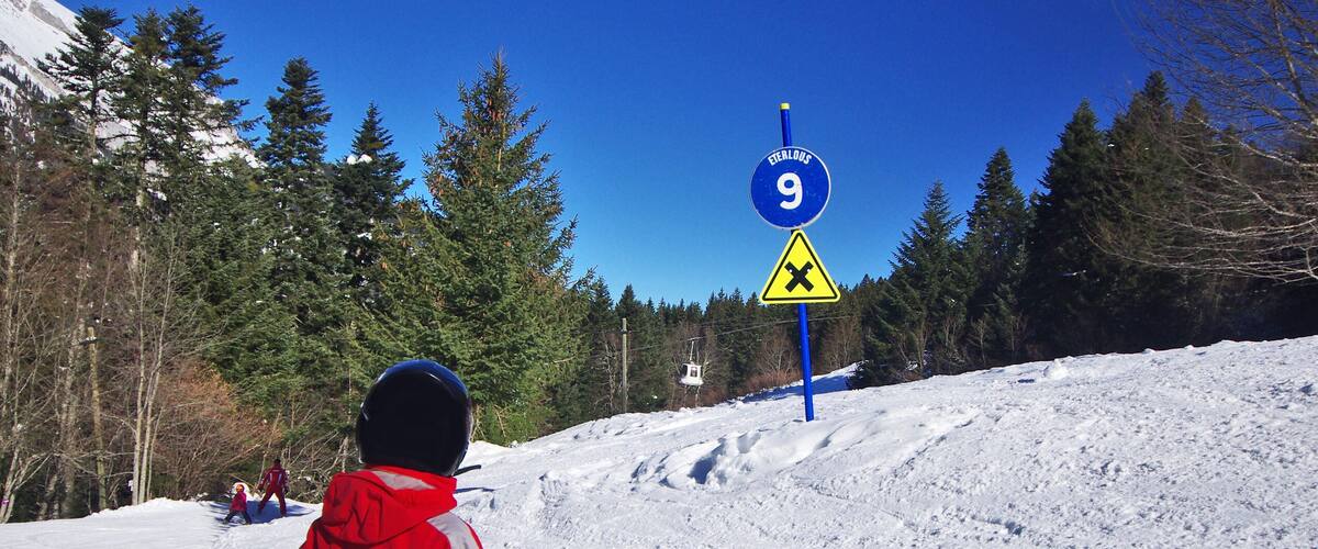 vacances d'hiver - enfant au ski