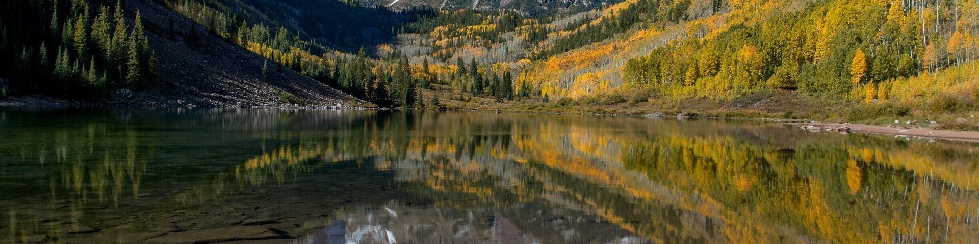 Another shot from the beautiful Maroon Bells. I love watching the sun rise as the light starts to hit the beautiful peaks and aspens below.
#bvsmountains