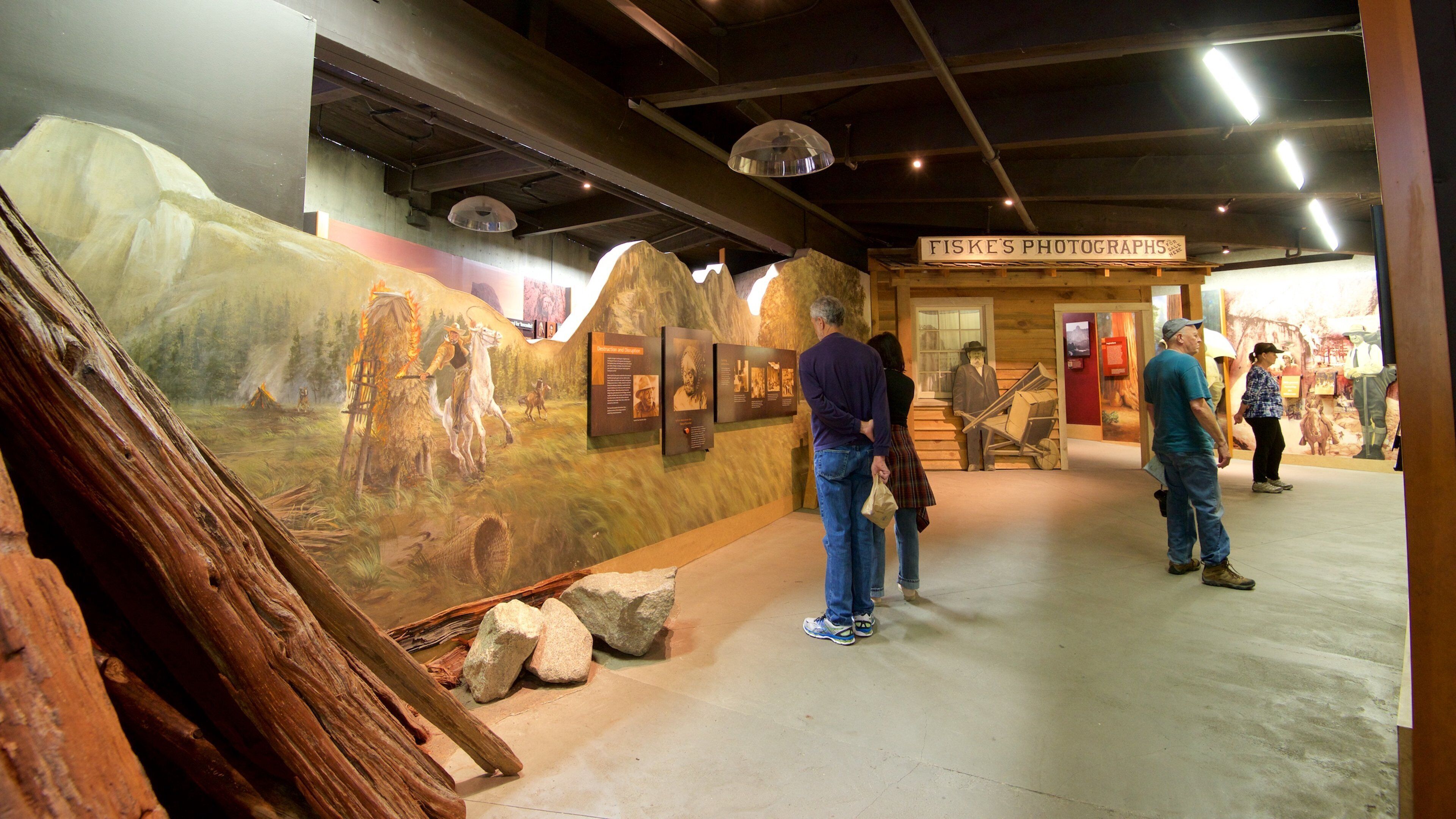 Centre pour les visiteurs Yosemite qui includes vues intérieures aussi bien que important groupe de personnes