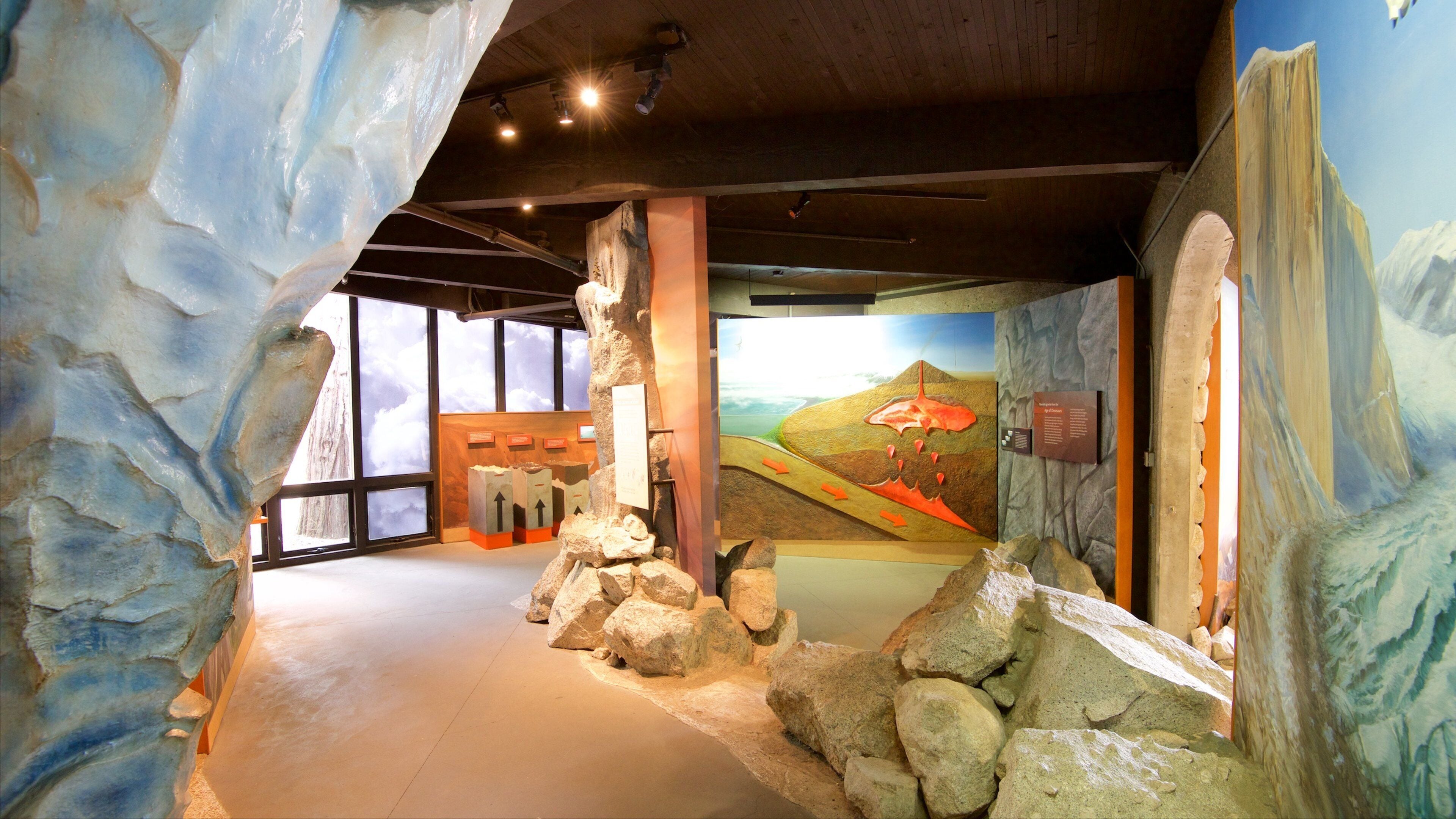 Yosemite Visitor Center featuring sisäkuvat