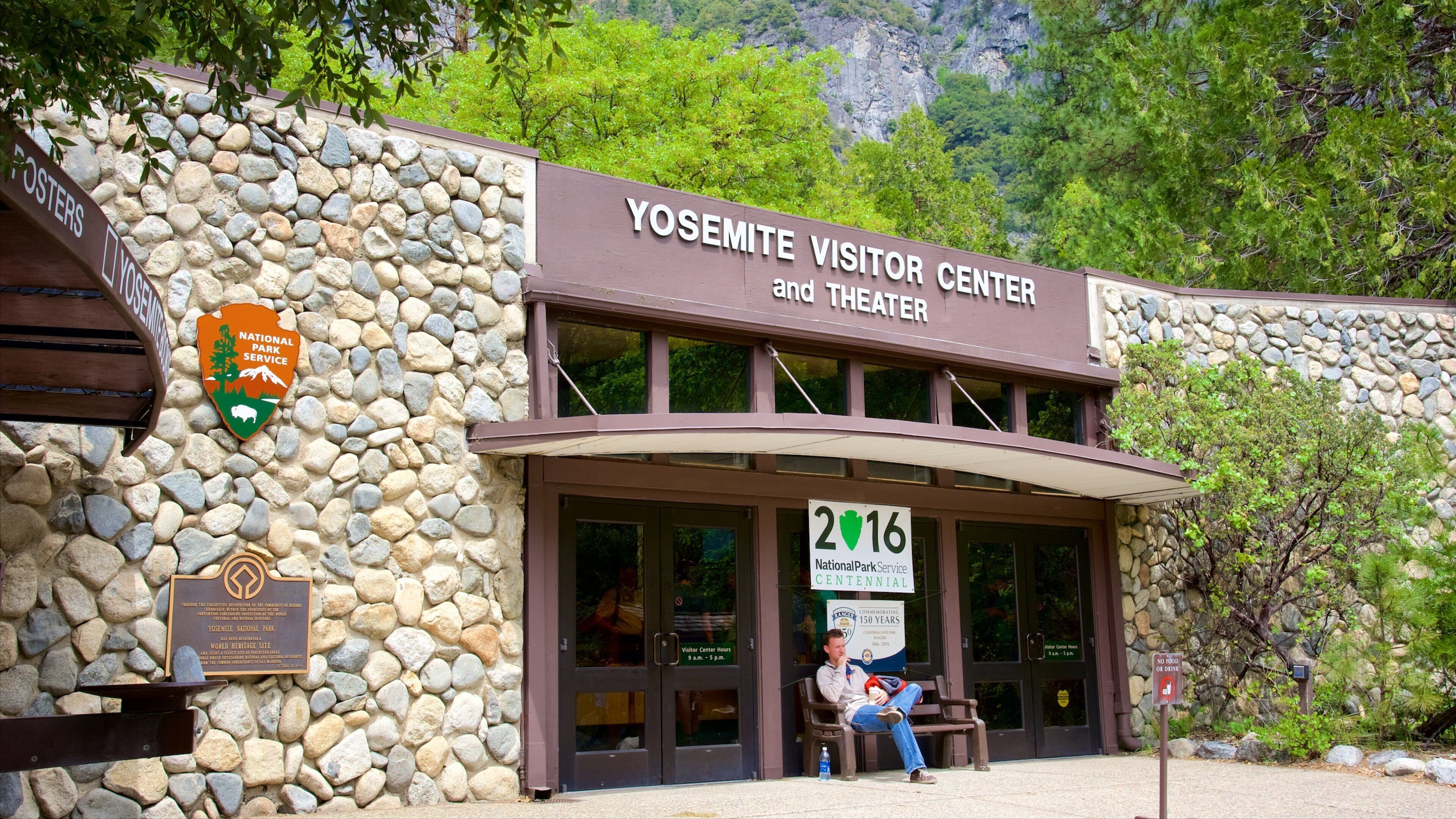 Yosemite Visitor Center which includes signage