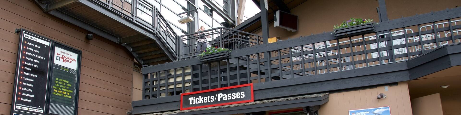 Tramways Jackson Hole Aerial Tram aussi bien que petit groupe de personnes