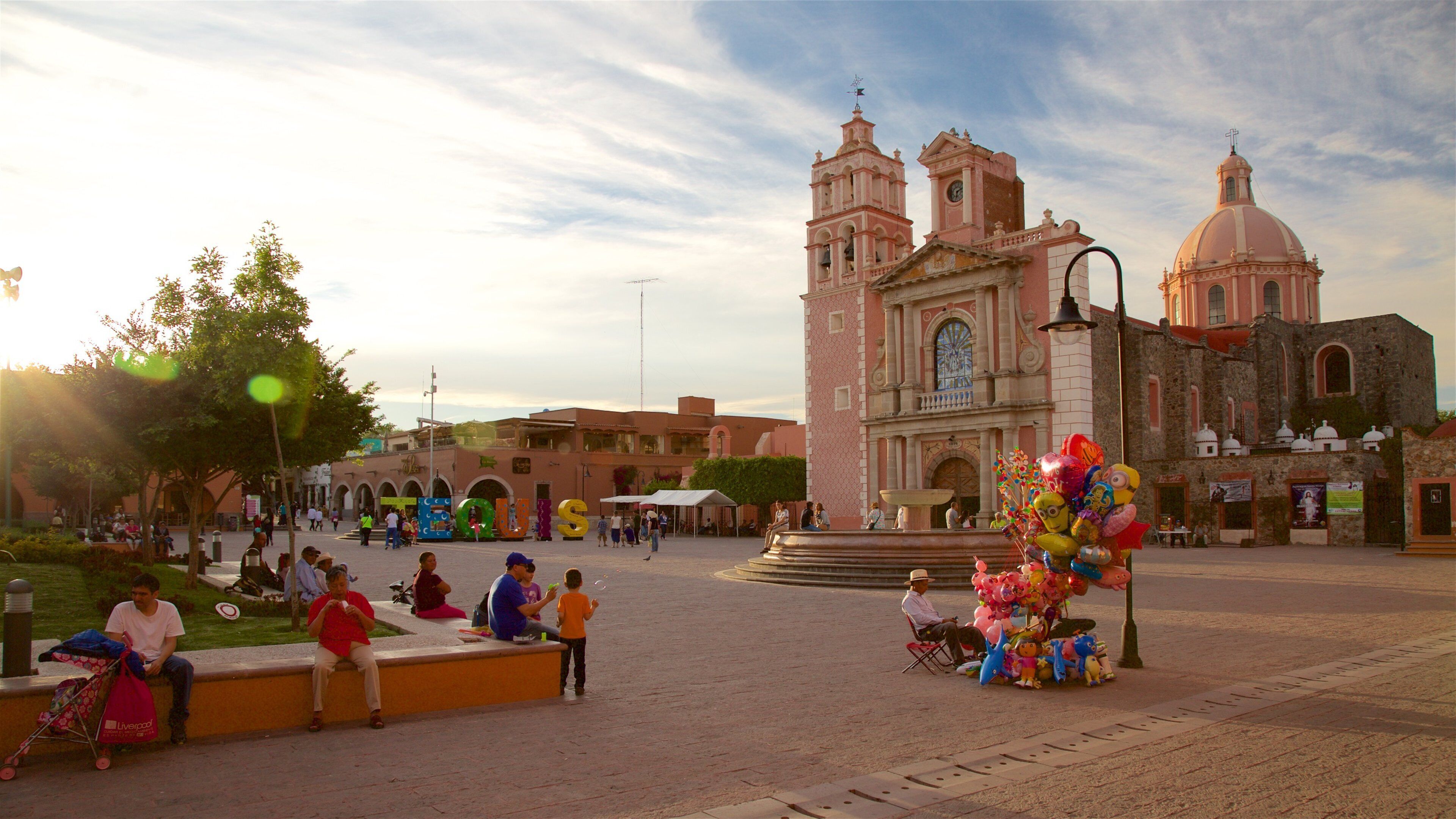 Downtown Tequisquiapan showing street scenes, a sunset and heritage architecture