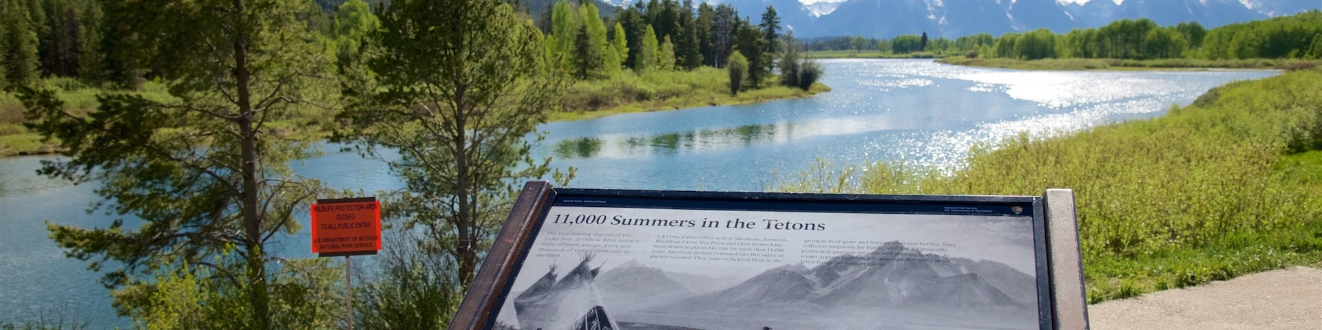 Oxbow Bend mostrando señalización y un río o arroyo