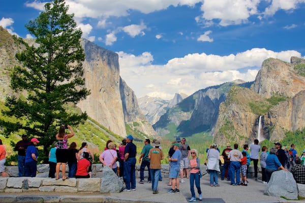 Tunnel View mit einem Ansichten und Berge sowie große Menschengruppe