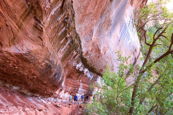 Piscinas Esmeraldas mostrando situaciones tranquilas y senderismo o caminatas y también un grupo pequeño de personas