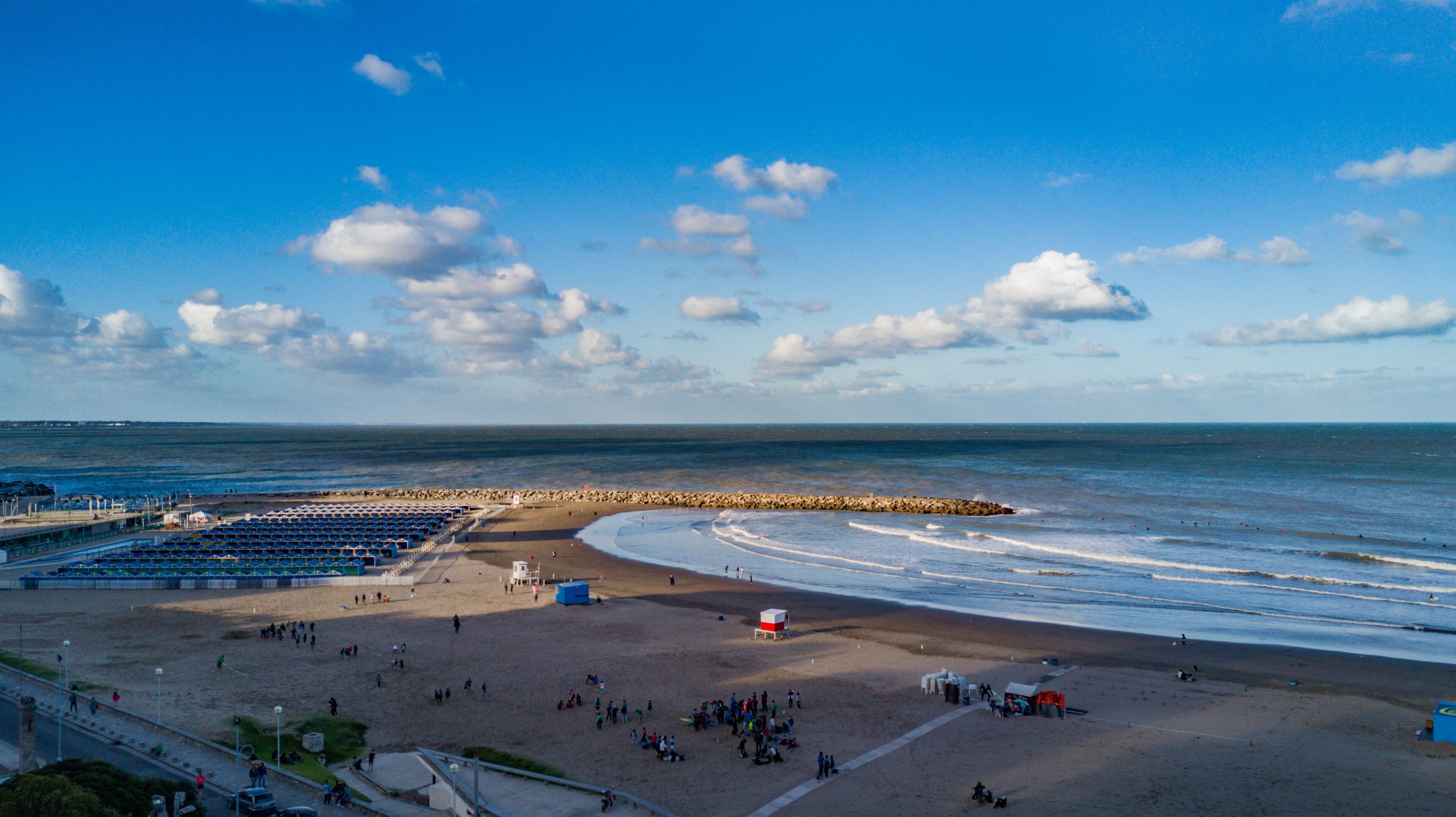fotos aereas tomadas con un drone de la Ciudad de Mar del plata argentina y su costas que reciben al Oceano Atlantico