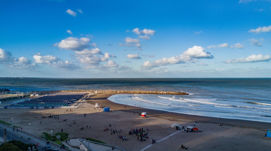 fotos aereas tomadas con un drone de la Ciudad de Mar del plata argentina y su costas que reciben al Oceano Atlantico