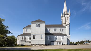 Die Église Sainte-Marie Kirche ist die größte und mit 56m die höchste Holzkirche in Nordamerika, Church Point, Nova Scotia, Kanada