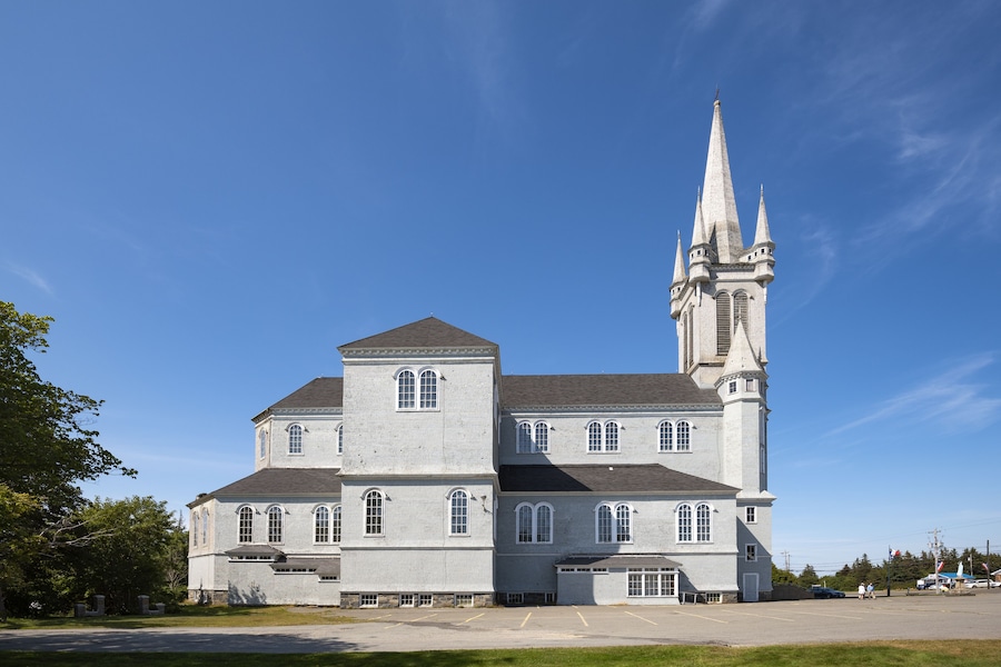 Die Église Sainte-Marie Kirche ist die größte und mit 56m die höchste Holzkirche in Nordamerika, Church Point, Nova Scotia, Kanada