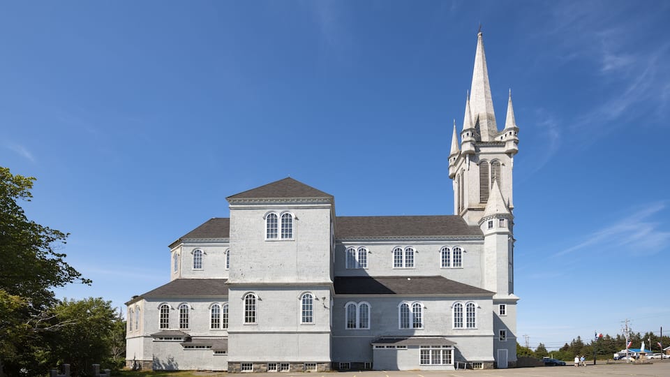 Die Église Sainte-Marie Kirche ist die größte und mit 56m die höchste Holzkirche in Nordamerika, Church Point, Nova Scotia, Kanada