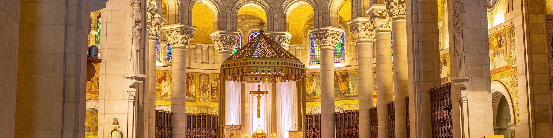 Basilica of Sainte-Anne-de-Beaupré showing heritage elements, a church or cathedral and interior views