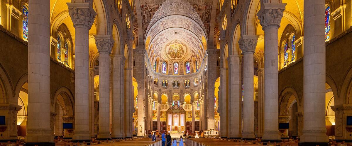 Basilica of Sainte-Anne-de-Beaupré showing heritage elements, a church or cathedral and interior views