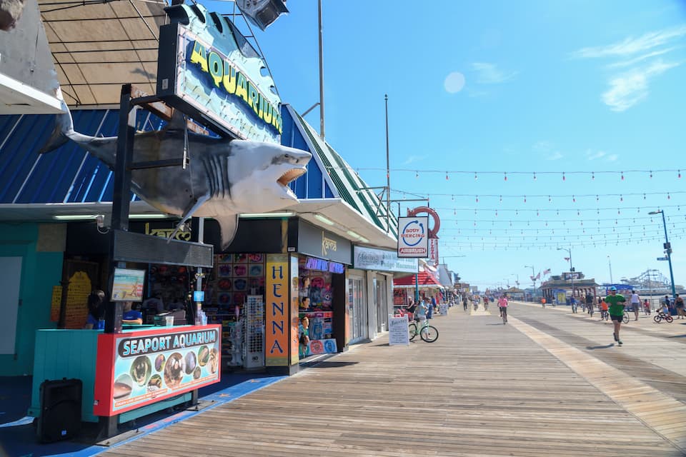 Un paseo marítimo con tiendas, un acuario portuario y una exhibición de tiburones.