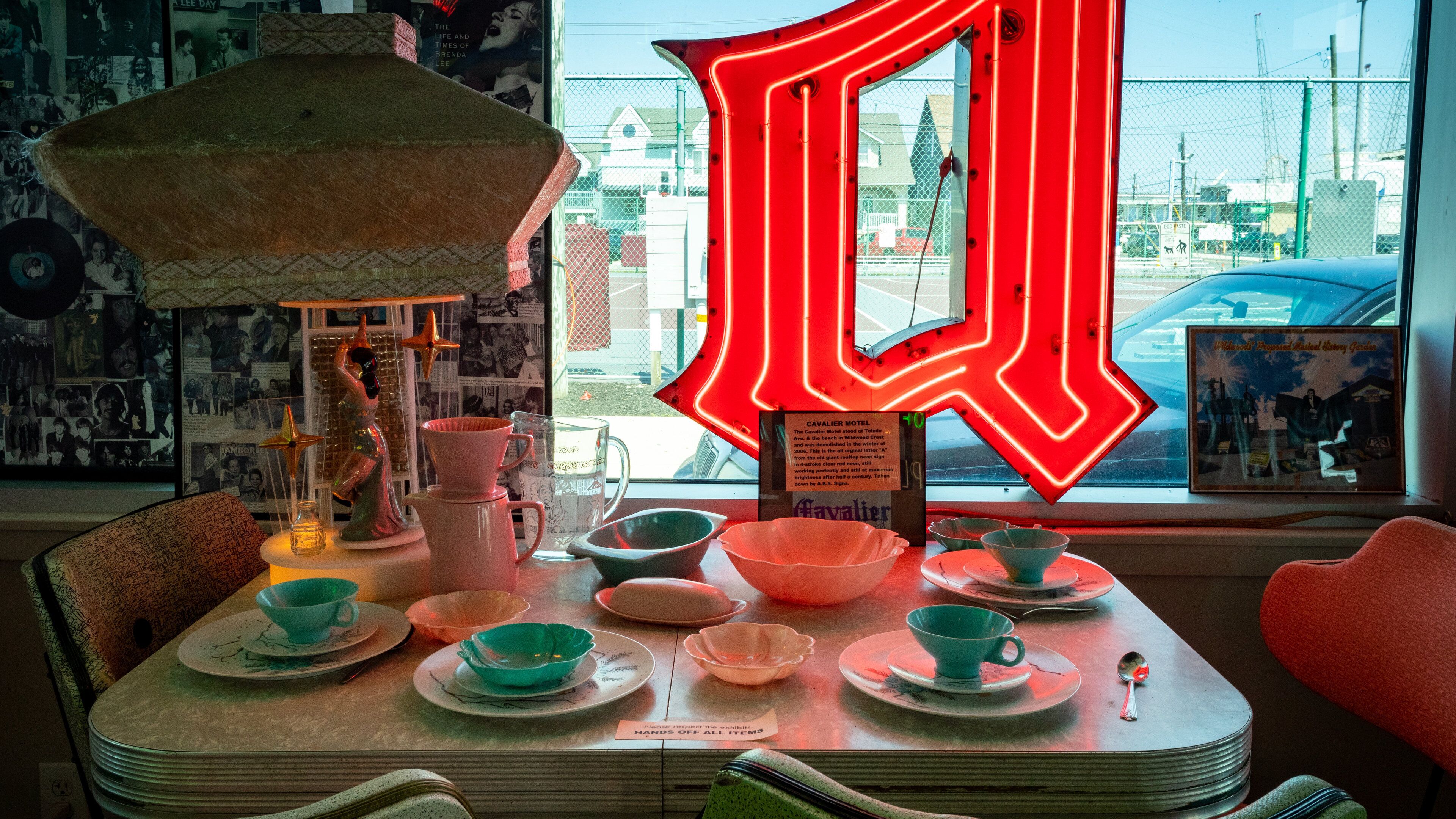 Doo Wop Experience showing cafe lifestyle and interior views