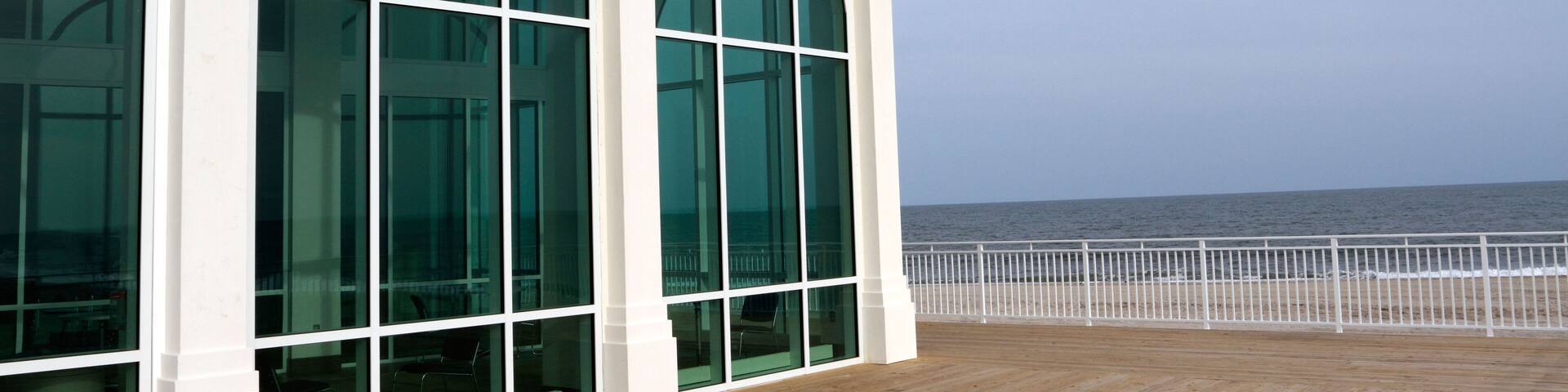 CPF3R8 The side of the new Cape May Convention Center, Cape May, New Jersey, USA