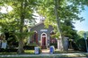 Eine Kirche mit roter Tür und einem Schild, das 'Cape May Stage' zeigt.