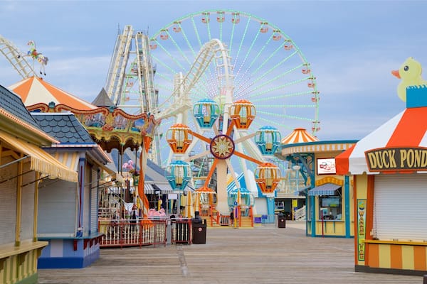 Une promenade en bord de mer agrémentée d’une grande roue, d’un carrousel et d’un bassin où l’on peut nourrir les canards.