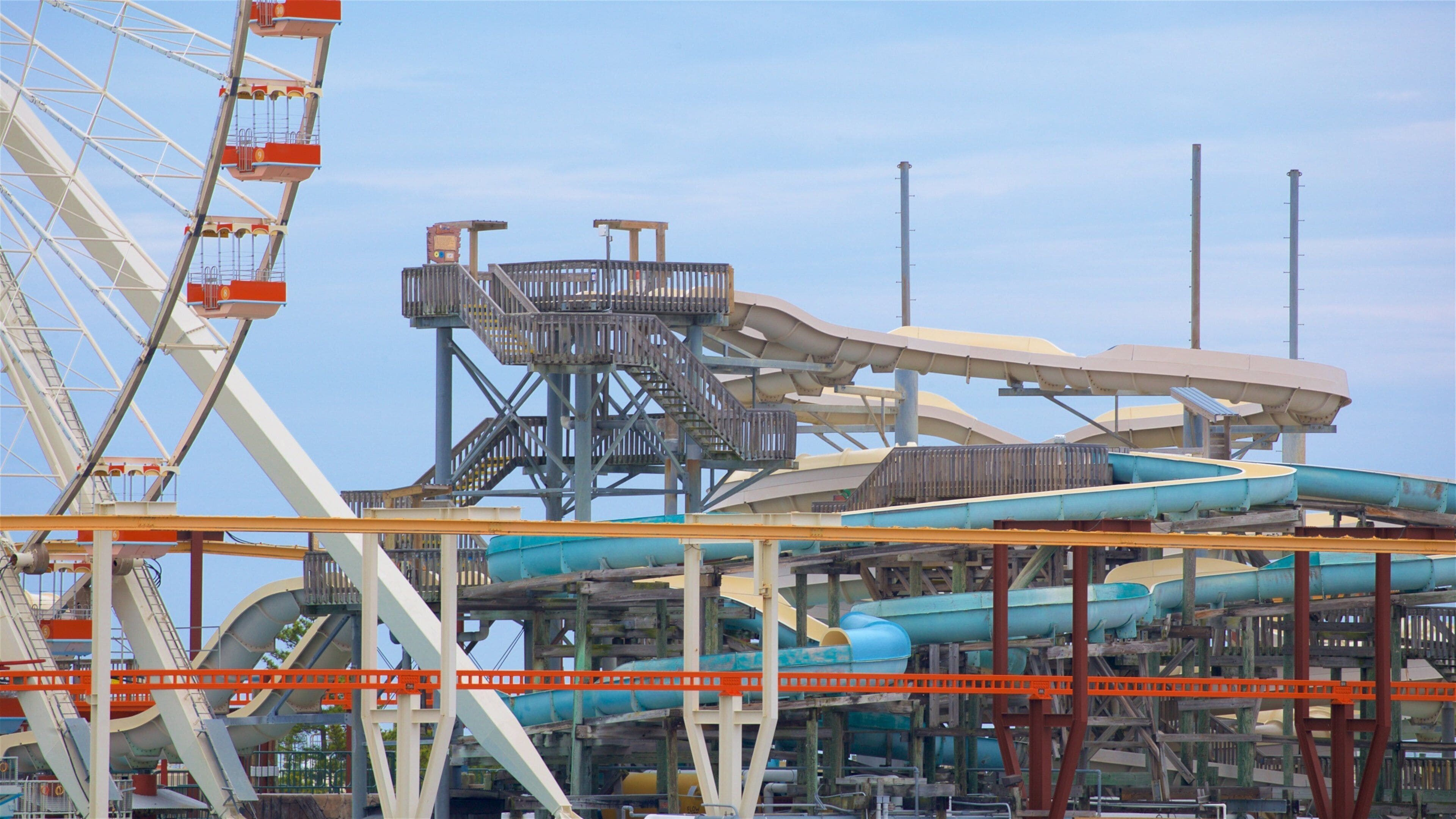 Wildwood Boardwalk showing a waterpark