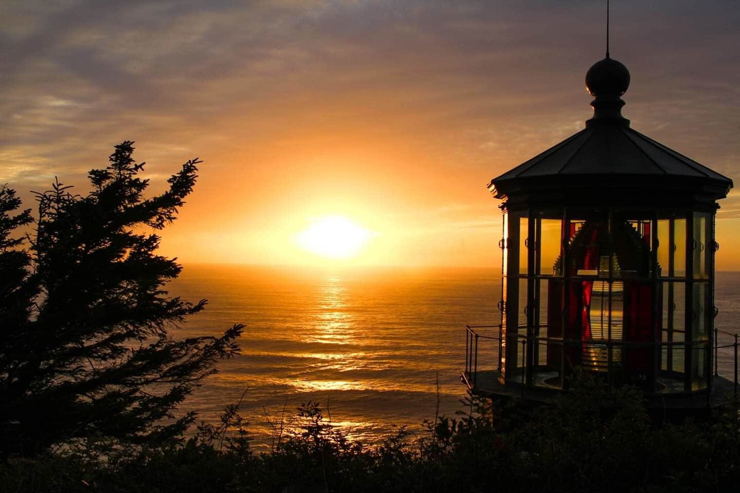 Beach days- Exploring the Washington Coast.  Sunsets && an abandoned lighthouse #explorelocal #lighthouse #chasingsunsets #trovember #trovemberphotocontest #week2 #washingtoncoast #beachdays