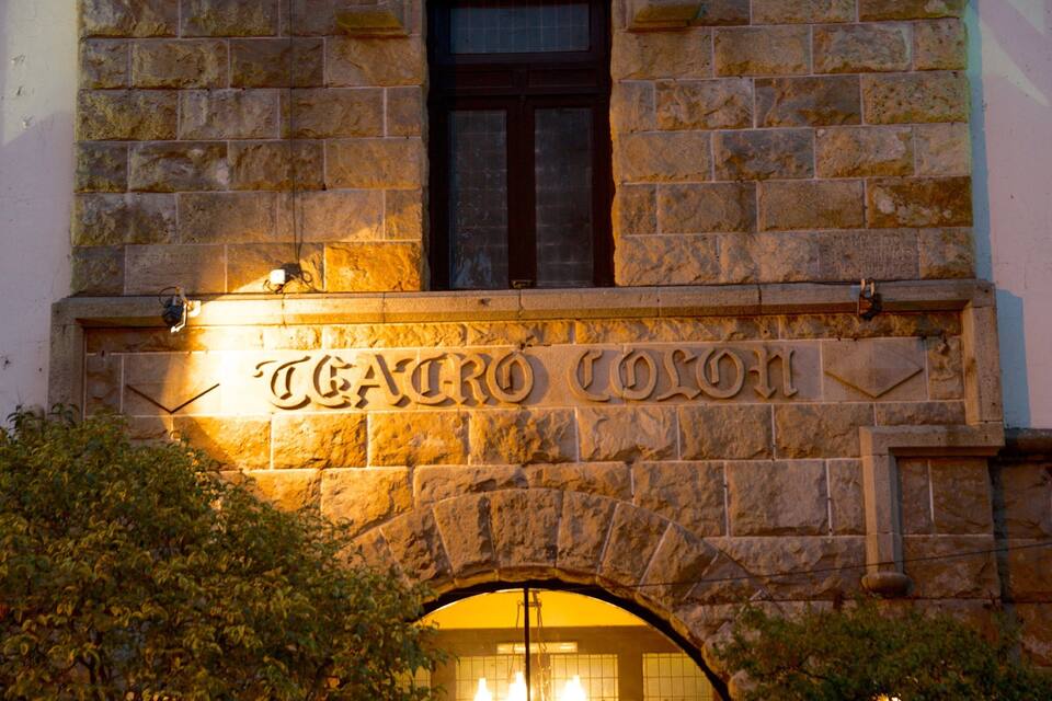 A stone building with a sign that reads "TEATRO COLOM".