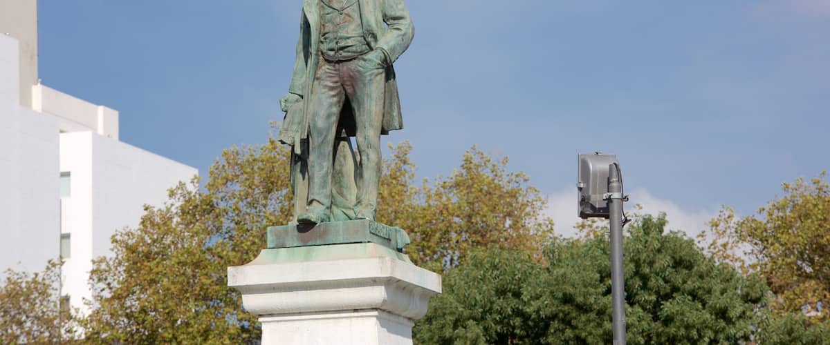 Plaza Mitre que incluye una estatua o escultura