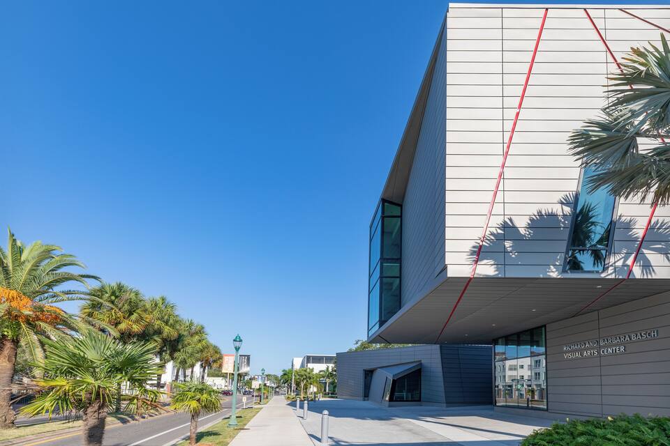 Een modern gebouw met een bord waarop staat: Richard en Barbara Basch Visual Arts Center.