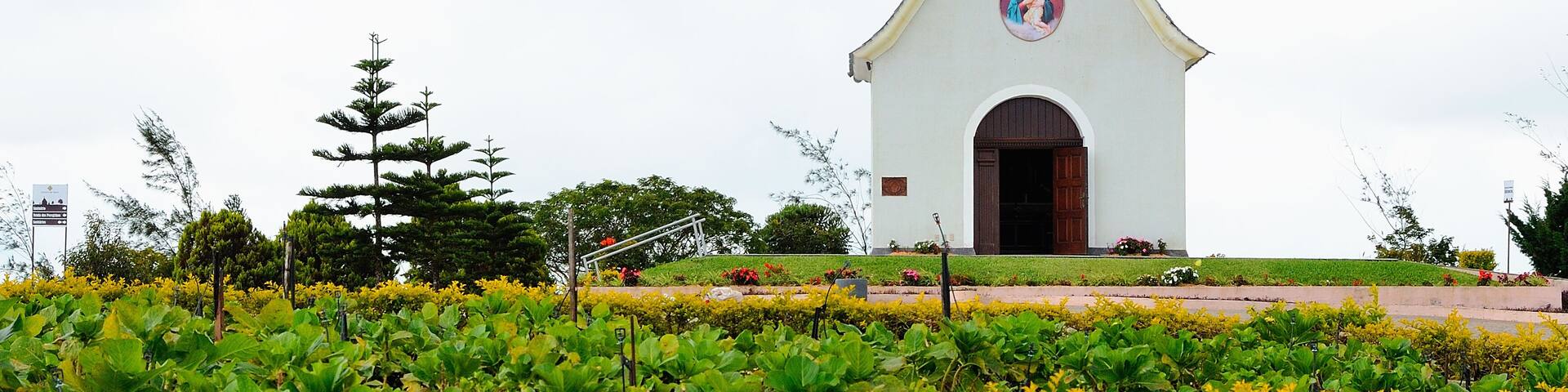 Pequena capela com natureza em Garanhuns