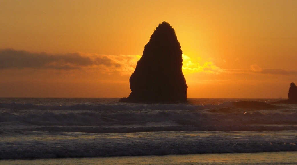 Caption---- Haystack sunset, Cannon beach, OR, USA