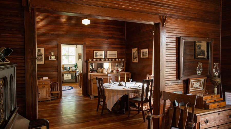 Sanibel Historical Museum and Village showing interior views and heritage elements