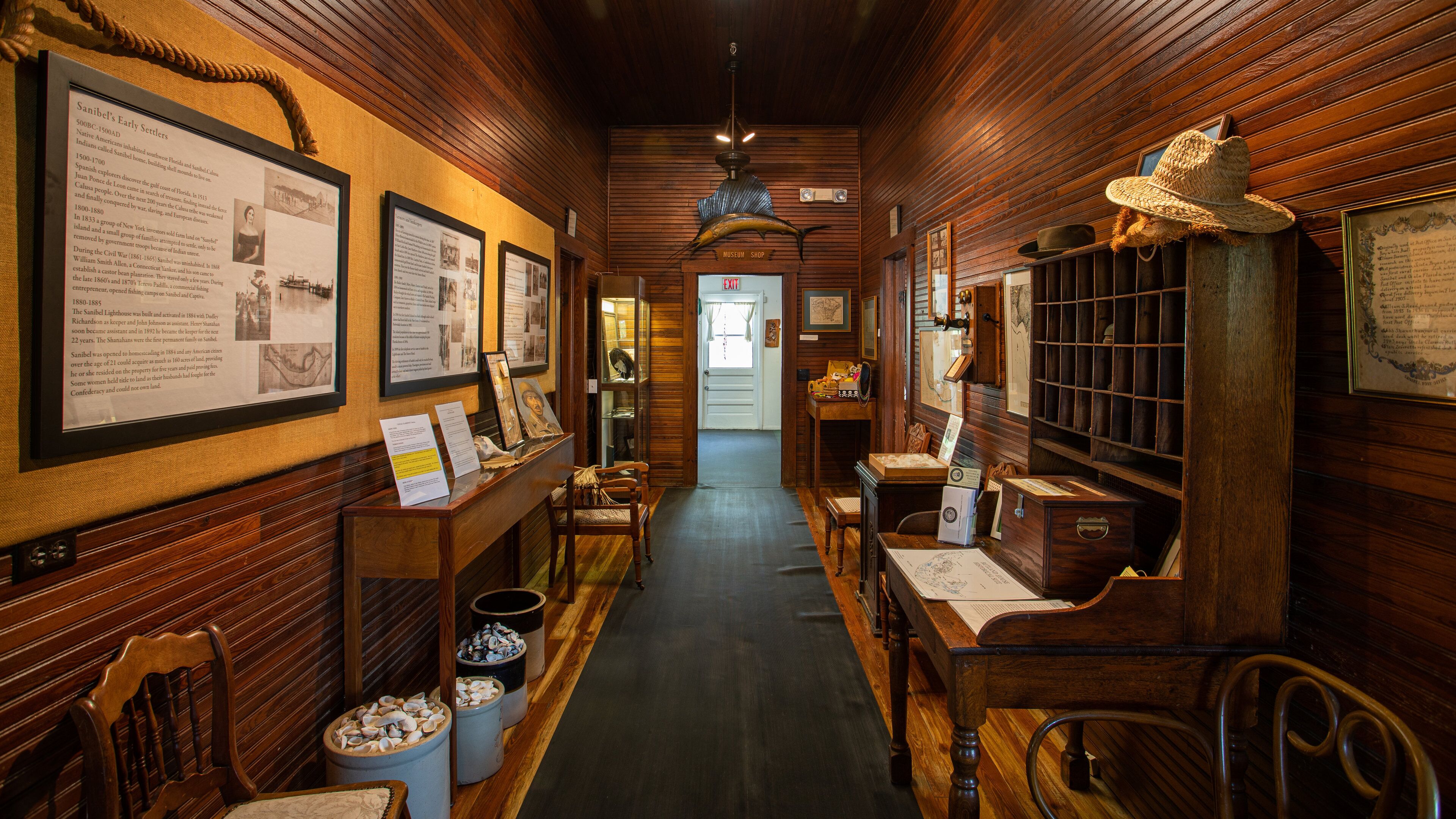 Fort Myers showing heritage elements and interior views