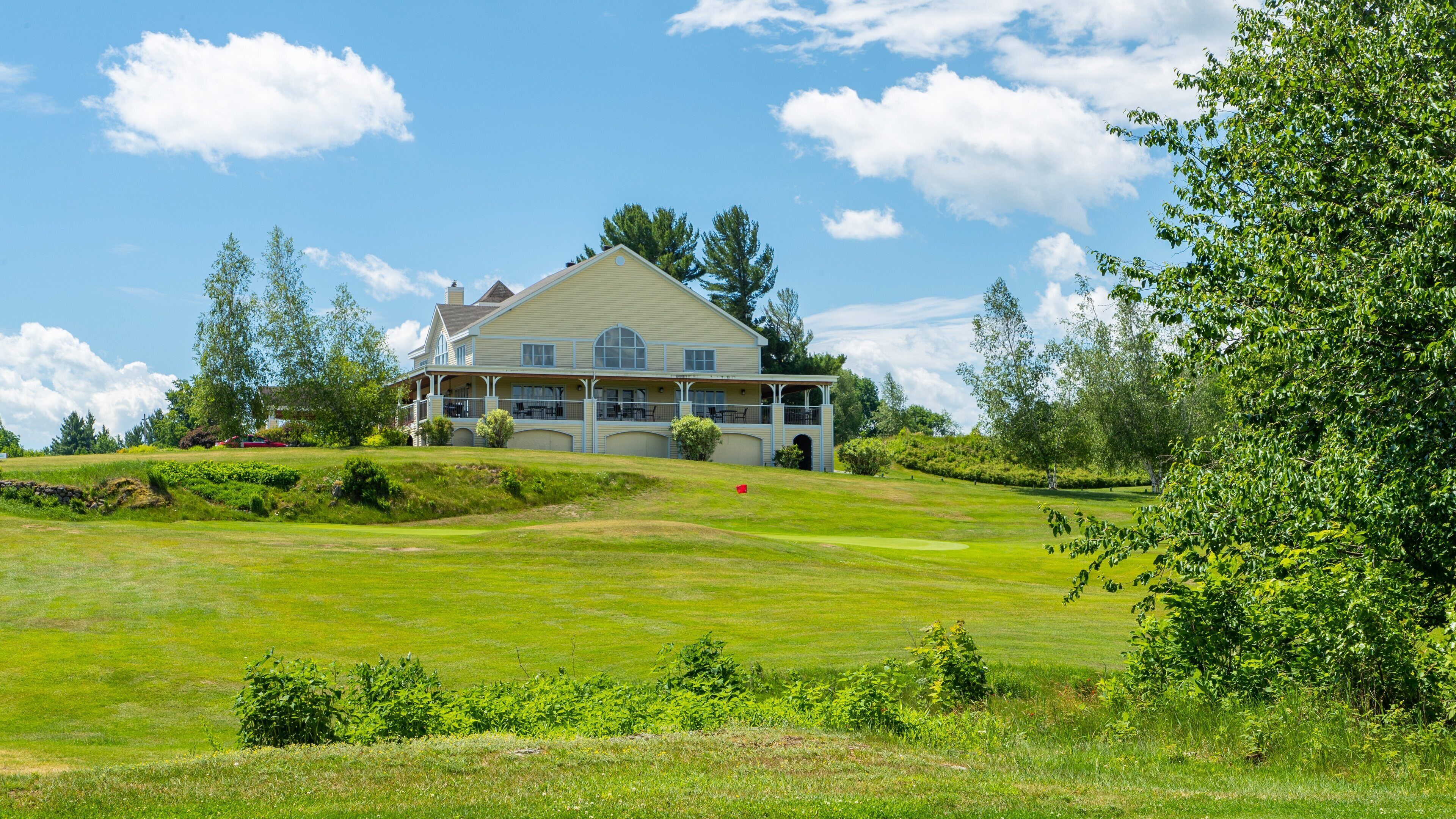 Club de Golf du Mont Orford showing a house and tranquil scenes
