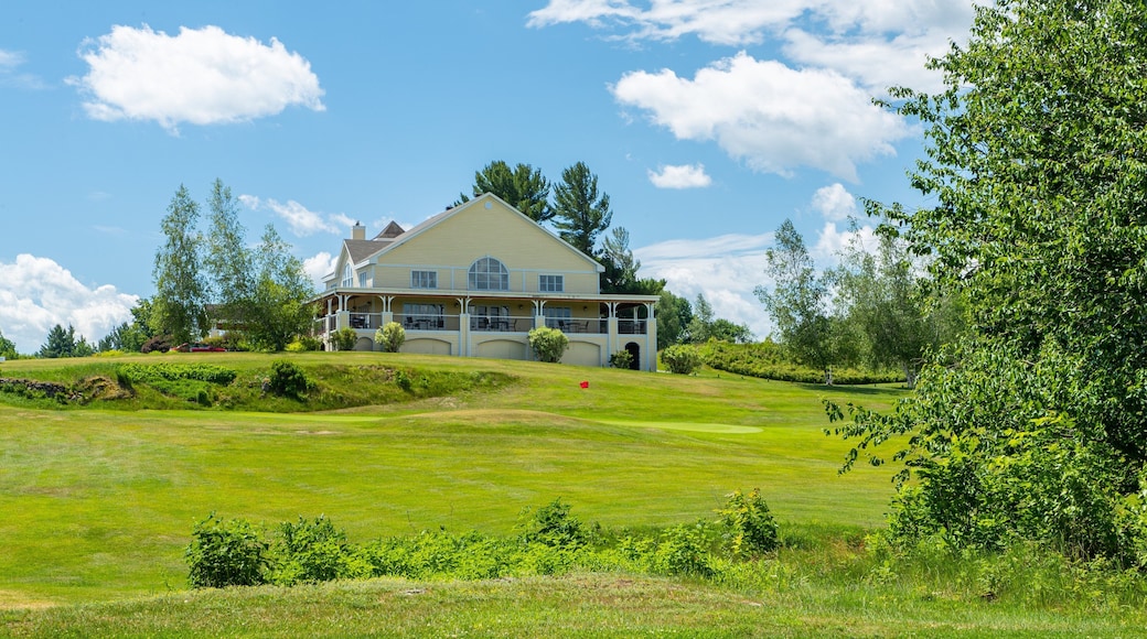 Club de Golf du Mont Orford showing a house and tranquil scenes