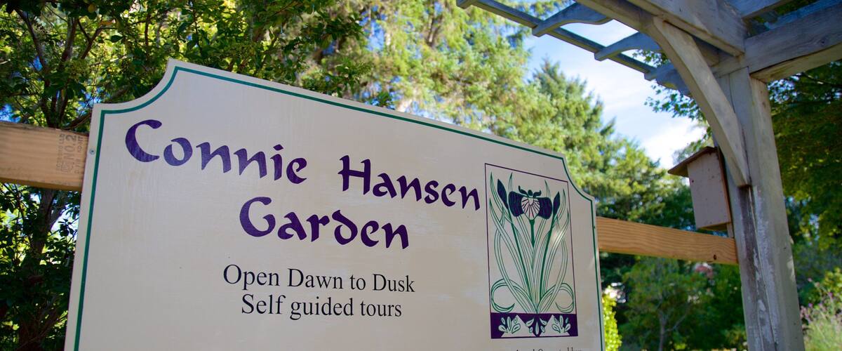 Connie Hansen Garden welches beinhaltet Beschilderung