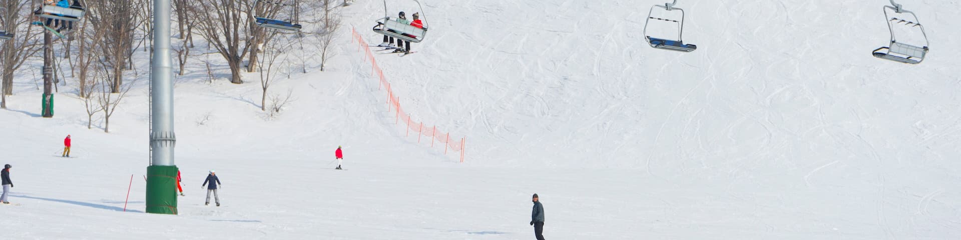 People enjoy ski at Niseko Annupuri Kokusai Ski Area at Niseko, Hokkaido,Japan