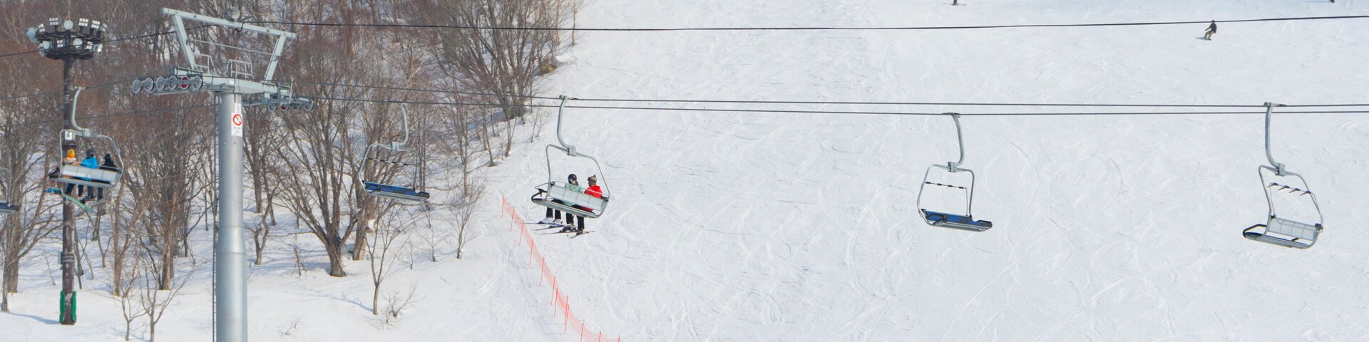 People enjoy ski at Niseko Annupuri Kokusai Ski Area at Niseko, Hokkaido,Japan