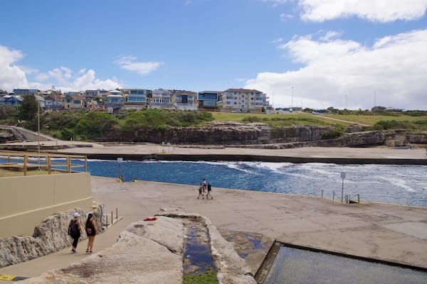 Clovelly Beach welches beinhaltet Küstenort und Fluss oder Bach