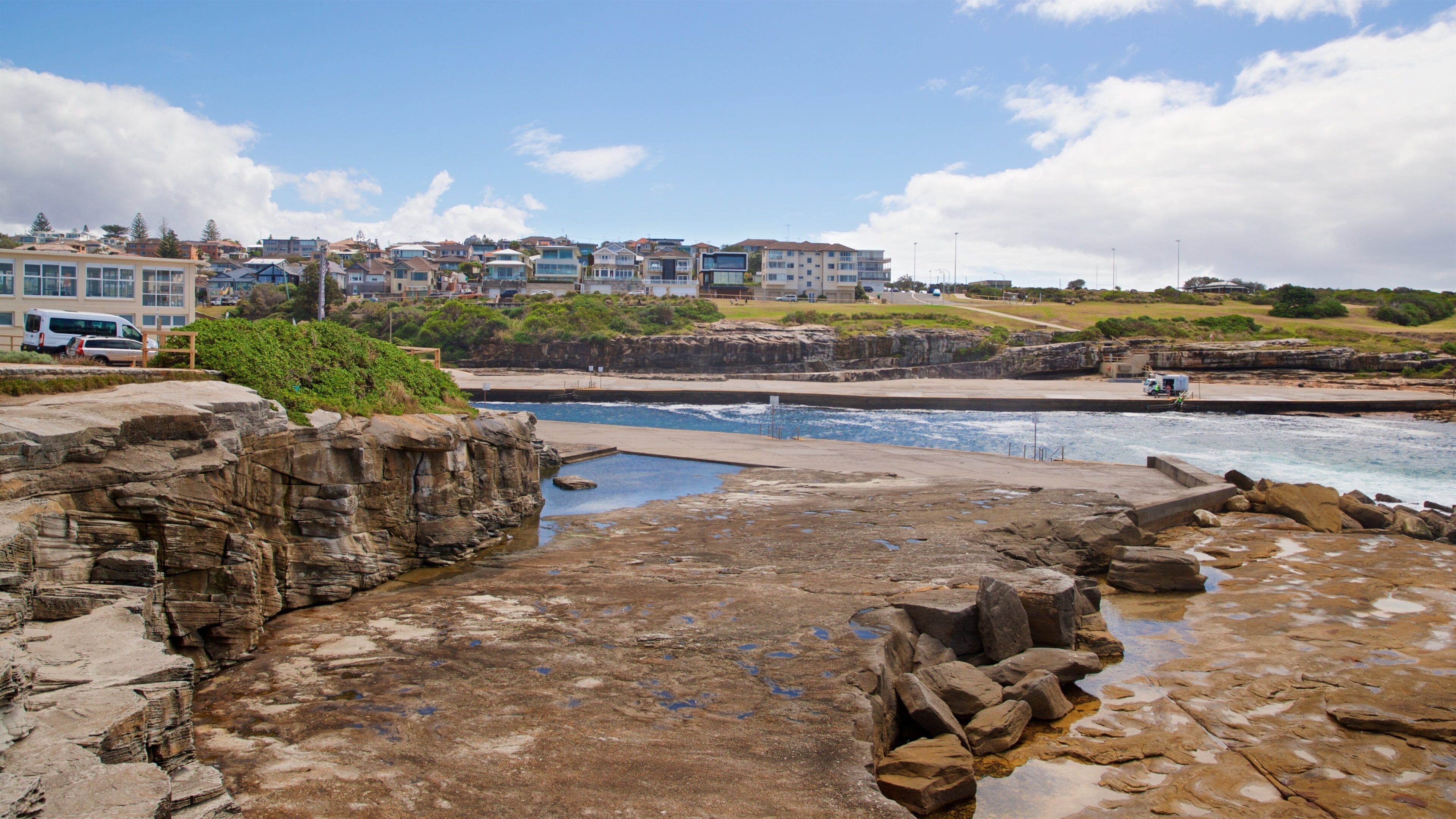 クロヴリー ビーチ どの含み 海岸線の眺め, 海岸沿いの町 と 岩の多い海岸線