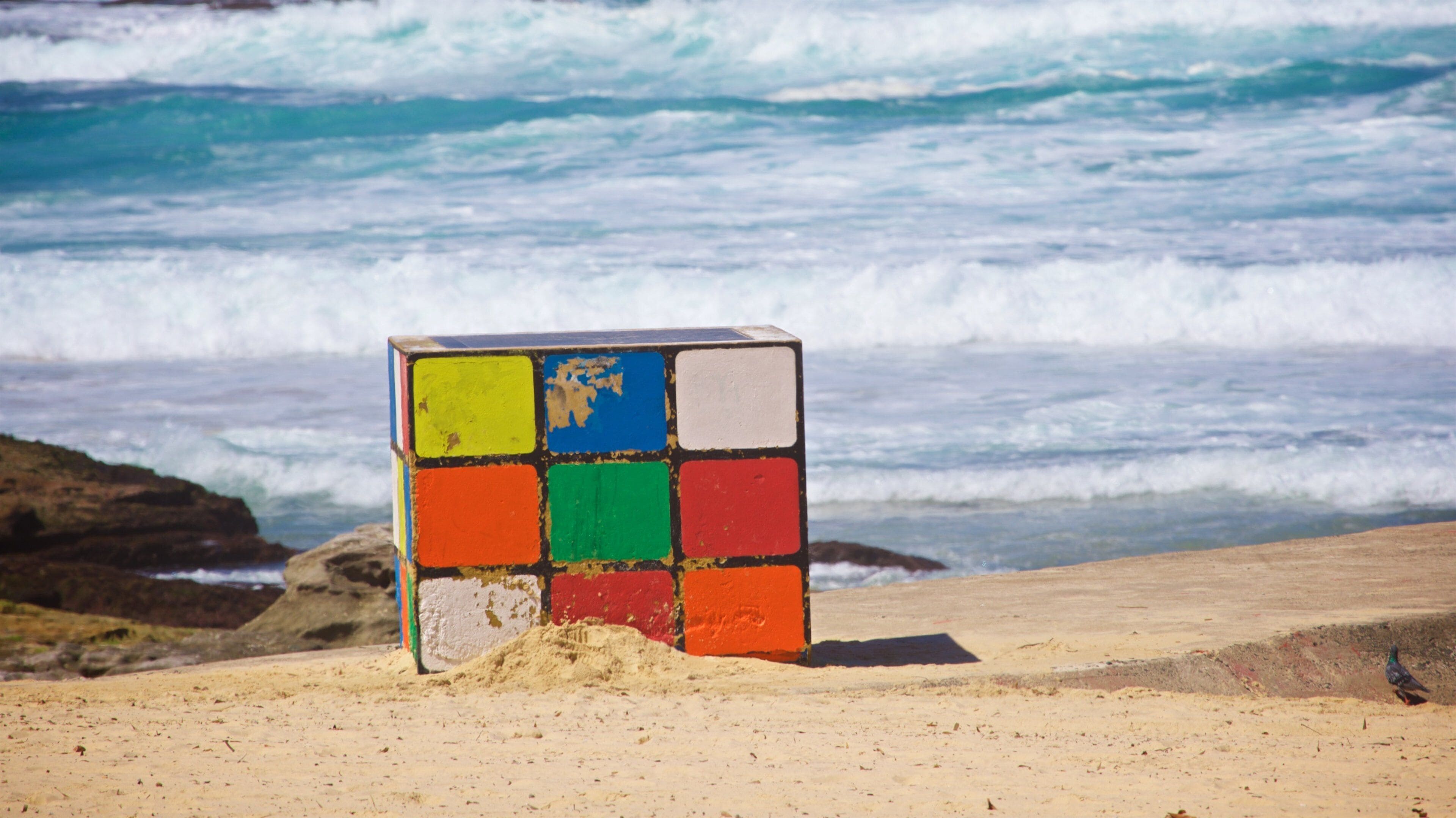 Playa de Maroubra ofreciendo arte al aire libre, una playa de arena y vistas de una costa