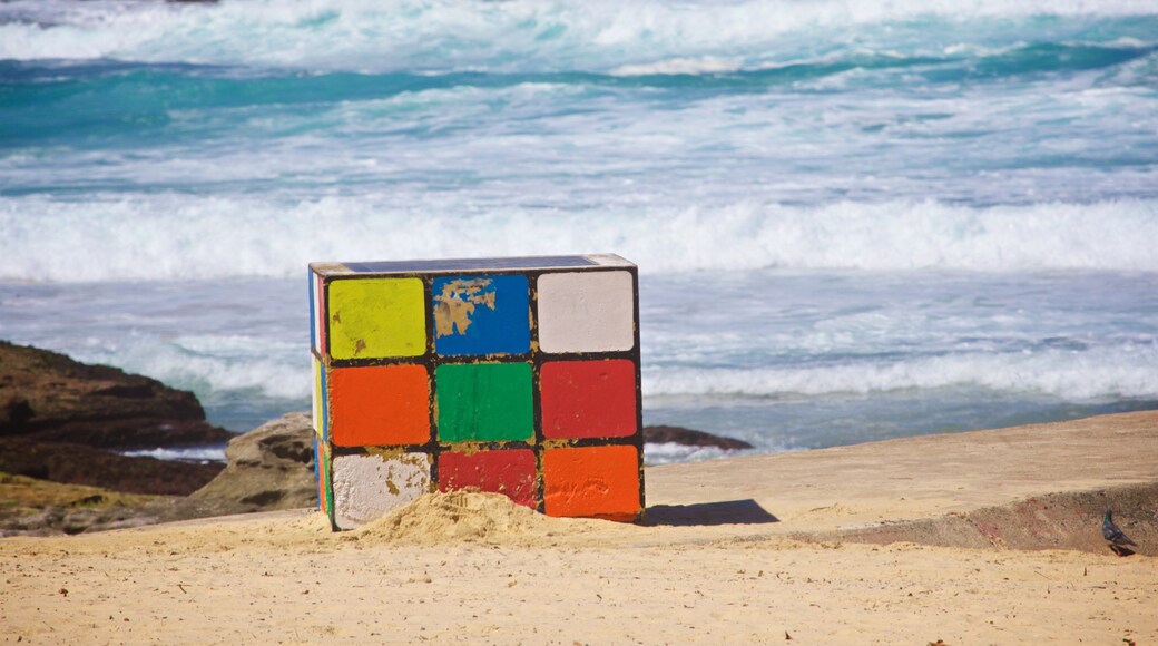 Playa de Maroubra ofreciendo arte al aire libre, una playa de arena y vistas de una costa